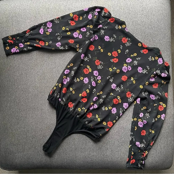 ASTR Floral V Neck Bodysuit Medium - Picture 3 of 6